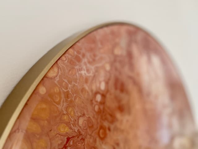 Close-up van Earth on fire: cellen en aders in terracotta en roze, met een gouden rand