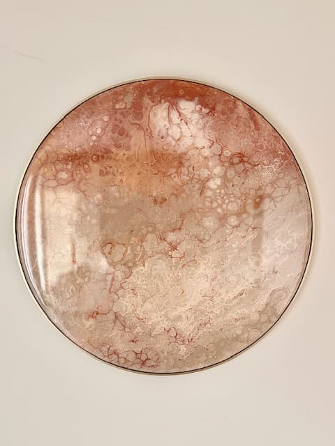 Earth on fire: rond epoxywerk in terracotta, roze en zandtinten