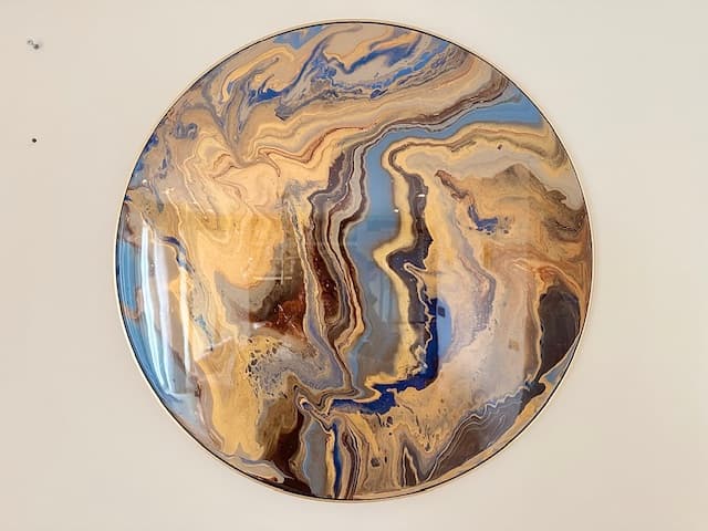 Ocean Breeze: rond epoxywerk met stromingen in blauw, goud en bruin
