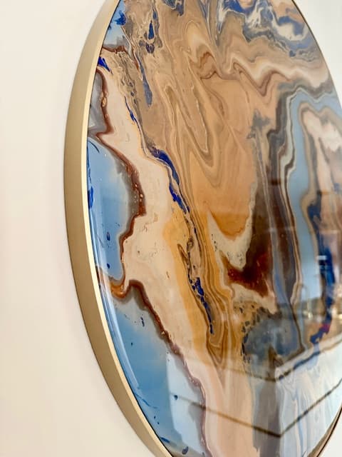 Ocean Breeze van opzij: de glanzende epoxylaag en de gouden rand